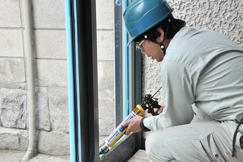 窓枠コーキング